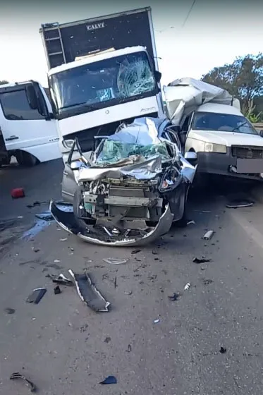 Imagem ilustrativa da imagem Acidente com quatro veículos deixa dois feridos na Rodovia do Contorno