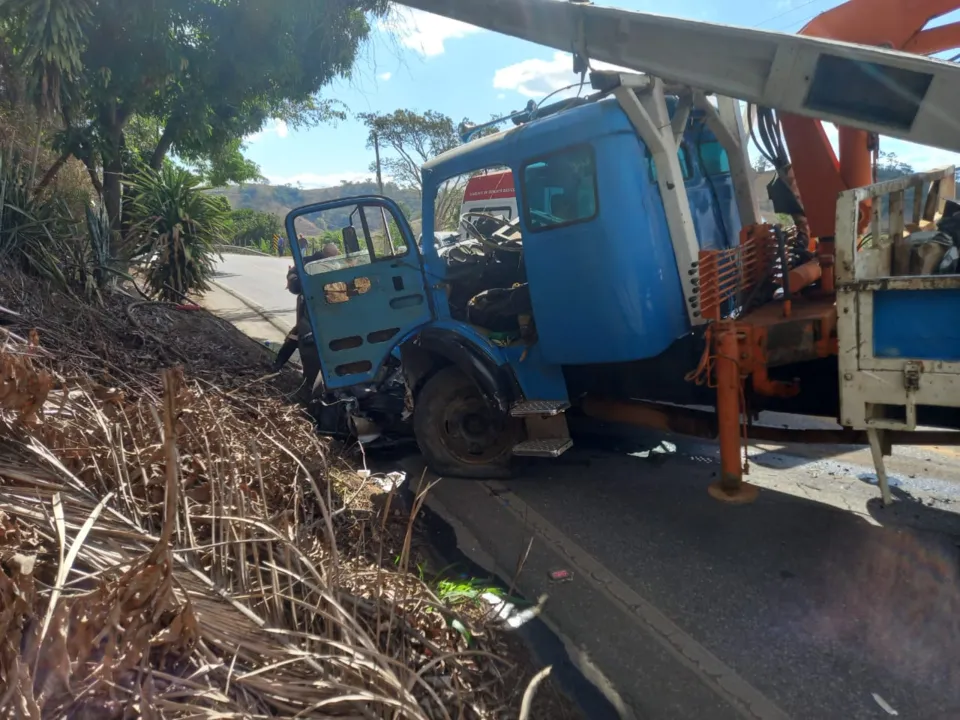 Imagem ilustrativa da imagem Acidente entre caminhão e carro deixa dois mortos em rodovia do Sul do ES