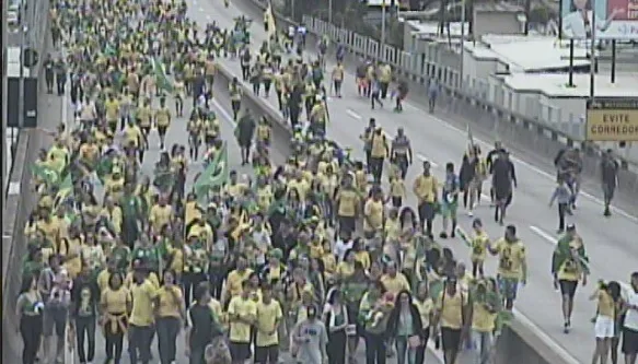 Imagem ilustrativa da imagem Trânsito na Terceira Ponte é interditado e manifestantes começam travessia
