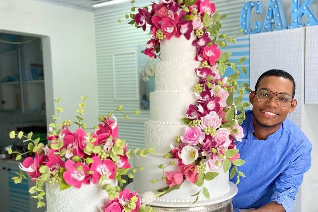 Imagem ilustrativa da imagem Confeiteiro vice-campeão do Bake Off Brasil morre aos 27 anos