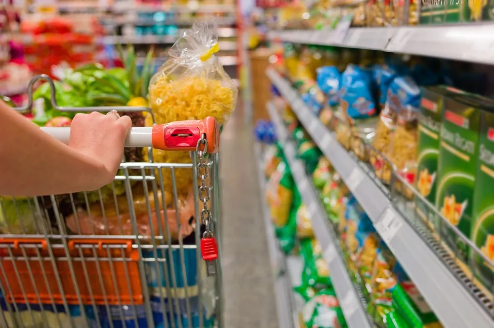 Imagem ilustrativa da imagem Inflação cai, mas preços de alimentos e roupas sobem
