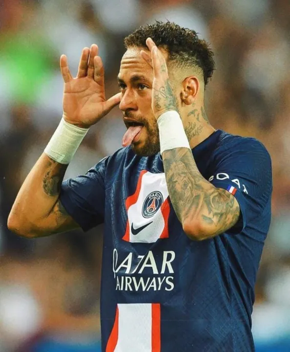 Imagem ilustrativa da imagem Neymar ironiza cartão recebido após comemoração: "Futebol cada vez mais chato"