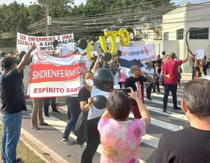 Imagem ilustrativa da imagem Piso salarial: enfermeiros fazem protesto na Serra