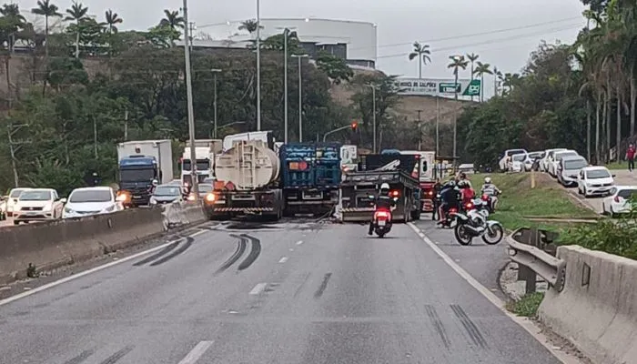 Imagem ilustrativa da imagem Acidente com caminhões de combustíveis fecha trânsito na BR-101