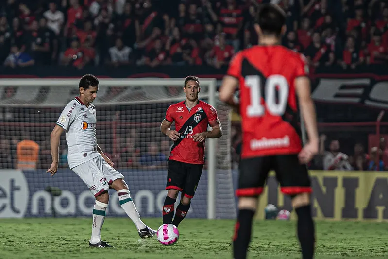 Imagem ilustrativa da imagem Atlético-GO vence de virada, e Fluminense desperdiça chance de ser vice