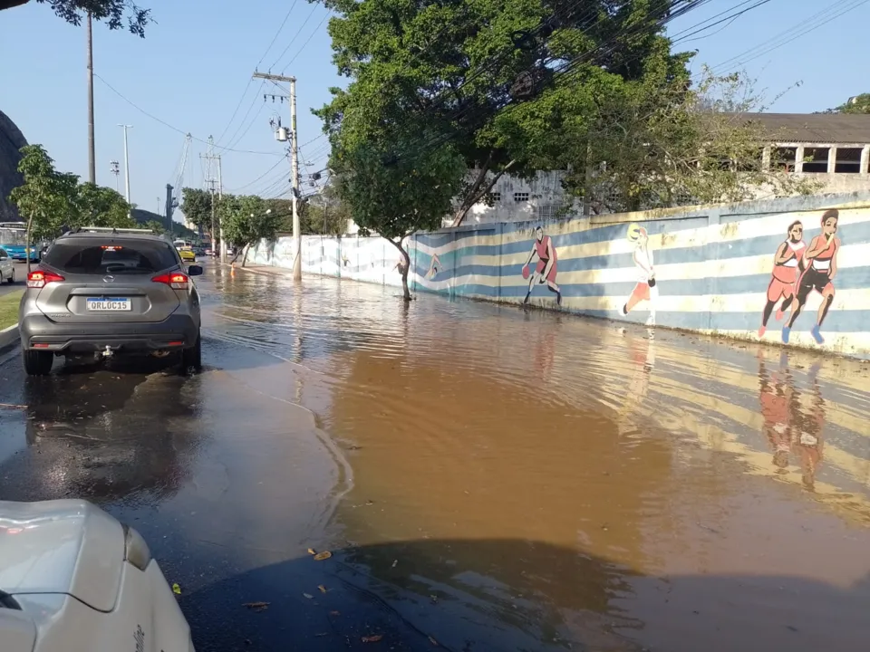 Imagem ilustrativa da imagem Vazamento de água provoca alagamento em avenida de Vitória