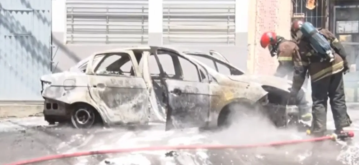 Imagem ilustrativa da imagem Carro de reportagem é incendiado por criminosos no Bairro da Penha