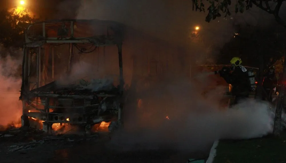 Imagem ilustrativa da imagem Incêndios em seis ônibus causam prejuízo de quase R$ 3,5 milhões