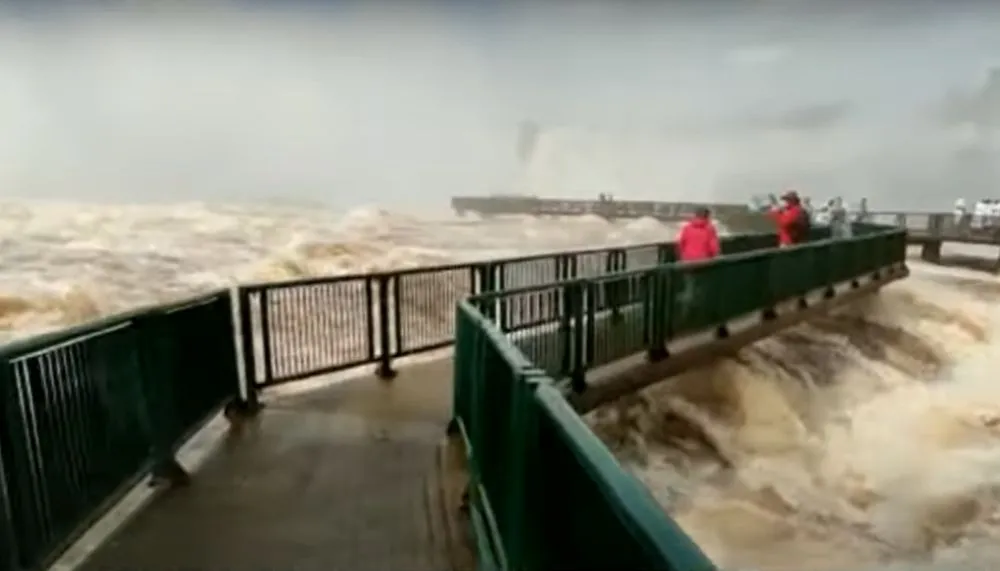 Imagem ilustrativa da imagem Corpo é achado nas Cataratas do Iguaçu; polícia apura se homem fazia selfie