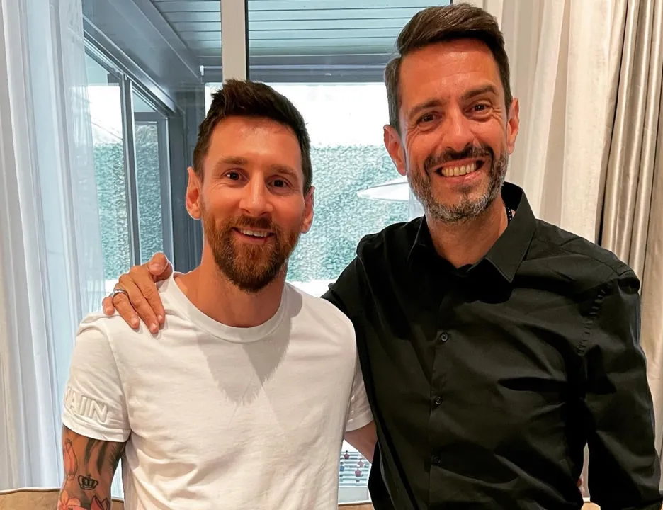 Imagem ilustrativa da imagem VÍDEO | Jornalista chora após entrevistar Messi e é consolado pelo argentino