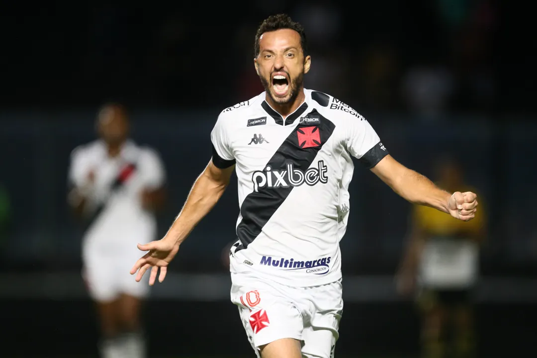Imagem ilustrativa da imagem Vasco vence Criciúma de virada, segue invicto em casa e fica perto do acesso