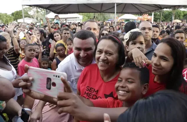 Imagem ilustrativa da imagem Tiros interrompem carreata pró-Lula no RN; governadora é retirada do local