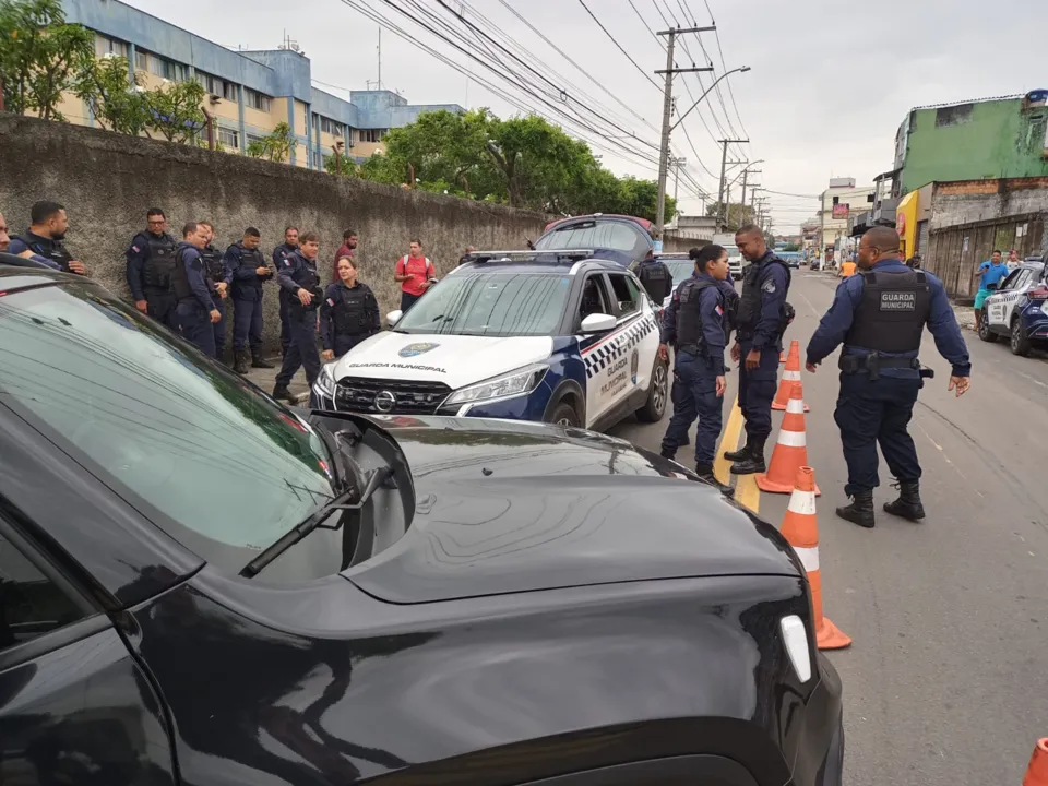 Imagem ilustrativa da imagem Homem rouba carro e tenta atropelar guardas municipais em Vila Velha