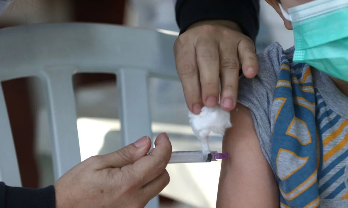 Imagem ilustrativa da imagem Rio suspende vacinação infantil contra covid-19 por falta de doses