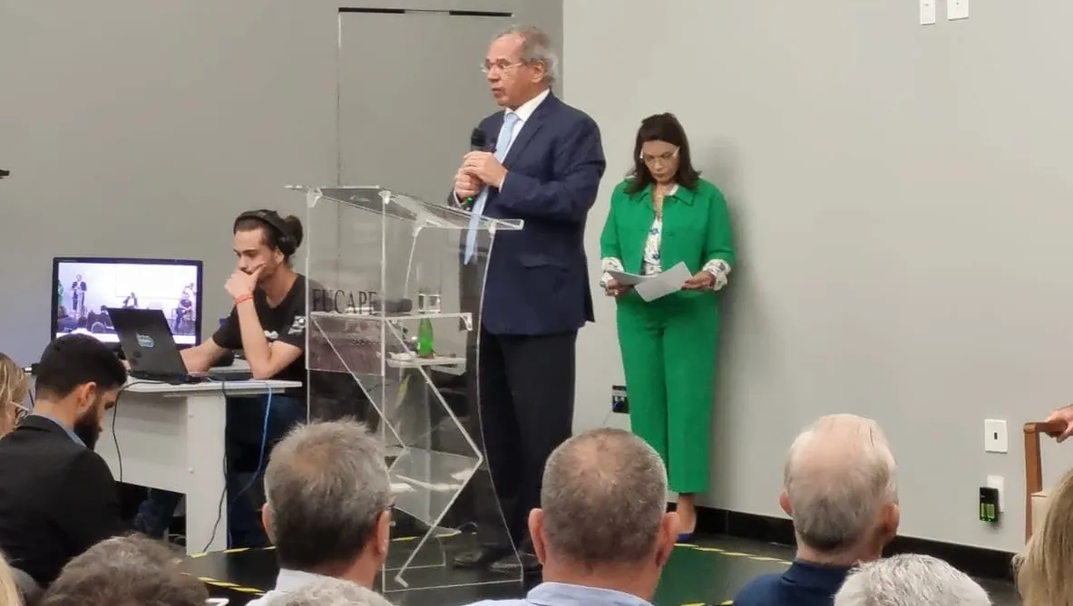 Imagem ilustrativa da imagem Paulo Guedes: “Economia mundial parece baile funk”