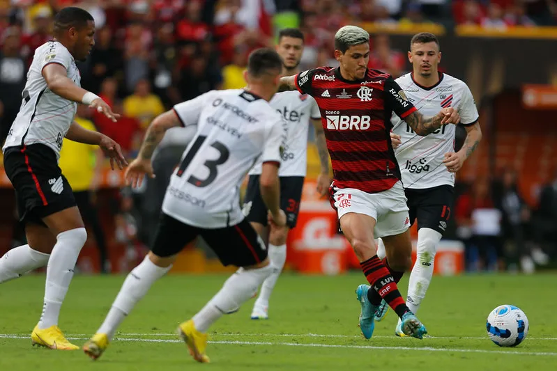 Imagem ilustrativa da imagem Artilheiro e craque da Libertadores, Pedro realiza "sonho de criança"