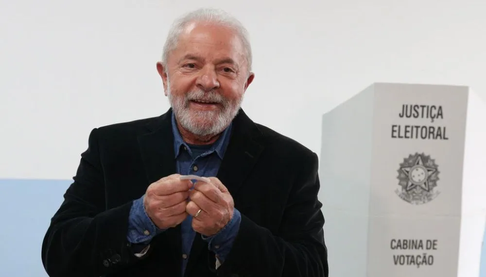 Imagem ilustrativa da imagem Lula vota em São Bernardo e afirma: 'Hoje é o dia mais importante da minha vida'