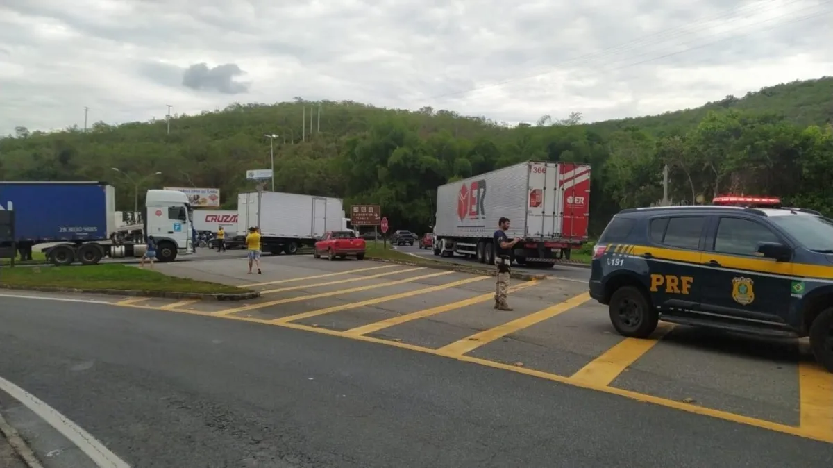 Imagem ilustrativa da imagem Caminhoneiros fazem protesto em rodovia no Espírito Santo