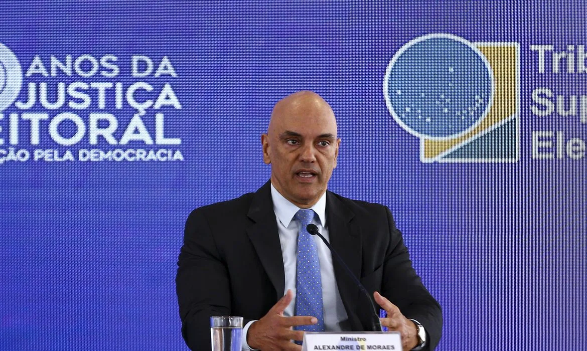 Imagem ilustrativa da imagem Moraes determina liberação de rodovias e diretor da PRF pode ser preso