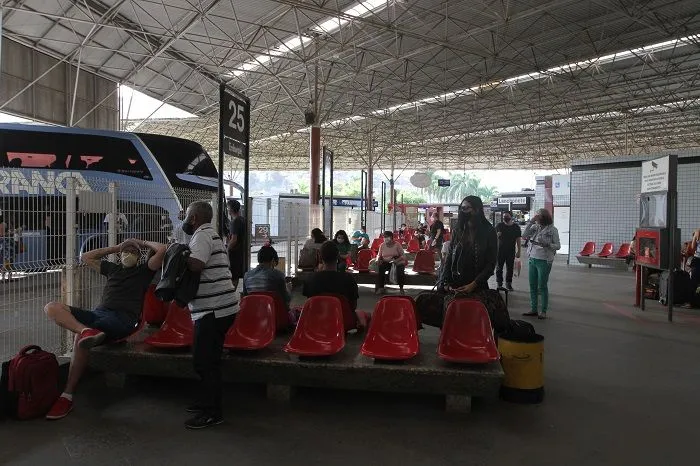 Imagem ilustrativa da imagem Empresas de ônibus cancelam viagens por conta de bloqueios de rodovias no ES