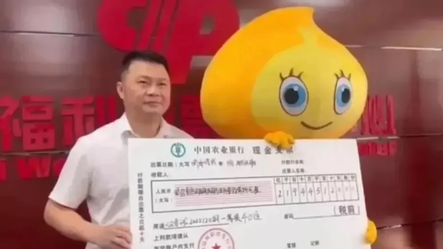 Imagem ilustrativa da imagem Ganhador de R$ 153 milhões recebe prêmio fantasiado para mulher não descobrir