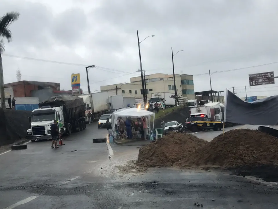 Imagem ilustrativa da imagem Após pedido de Bolsonaro, manifestantes liberam rodovias do ES