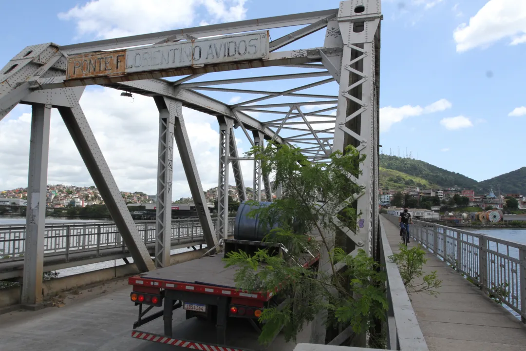 Imagem ilustrativa da imagem Suspeito pula de ponte para escapar da polícia e desaparece na baía de Vitória