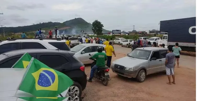 Imagem ilustrativa da imagem VÍDEO | Manifestantes atiram em equipe da PRF em bloqueio de rodovia