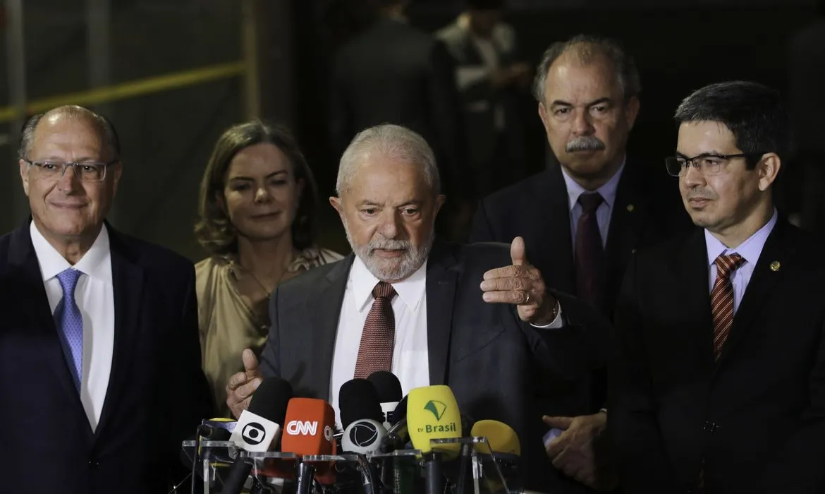 Imagem ilustrativa da imagem Lula diz que só definirá nomes para ministério após viagem ao Egito