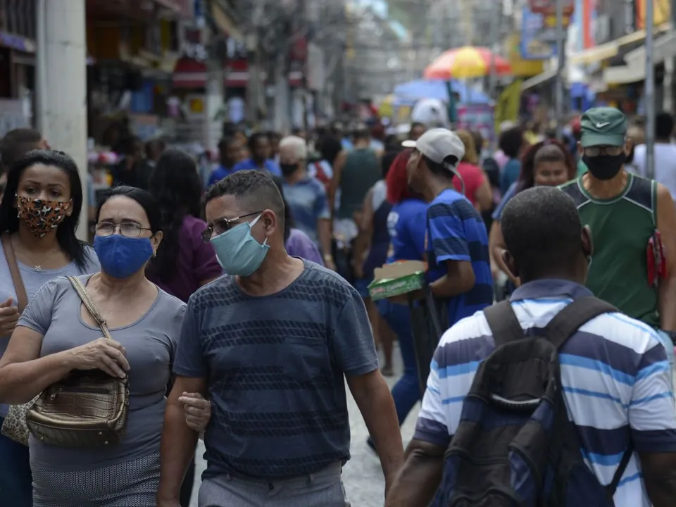 Imagem ilustrativa da imagem Covid-19: infectologistas defendem volta das máscaras e mais vacinação