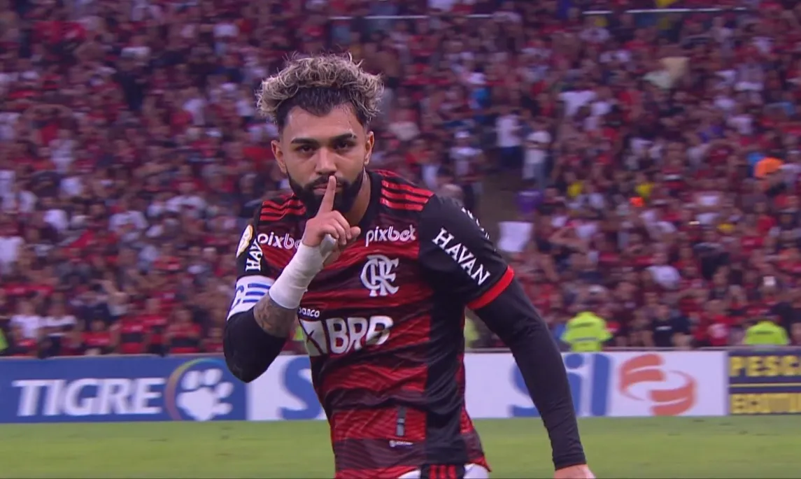 Imagem ilustrativa da imagem Gabigol lidera festa para torcida no Rio e provoca Tite: 'Jogo em uma seleção'