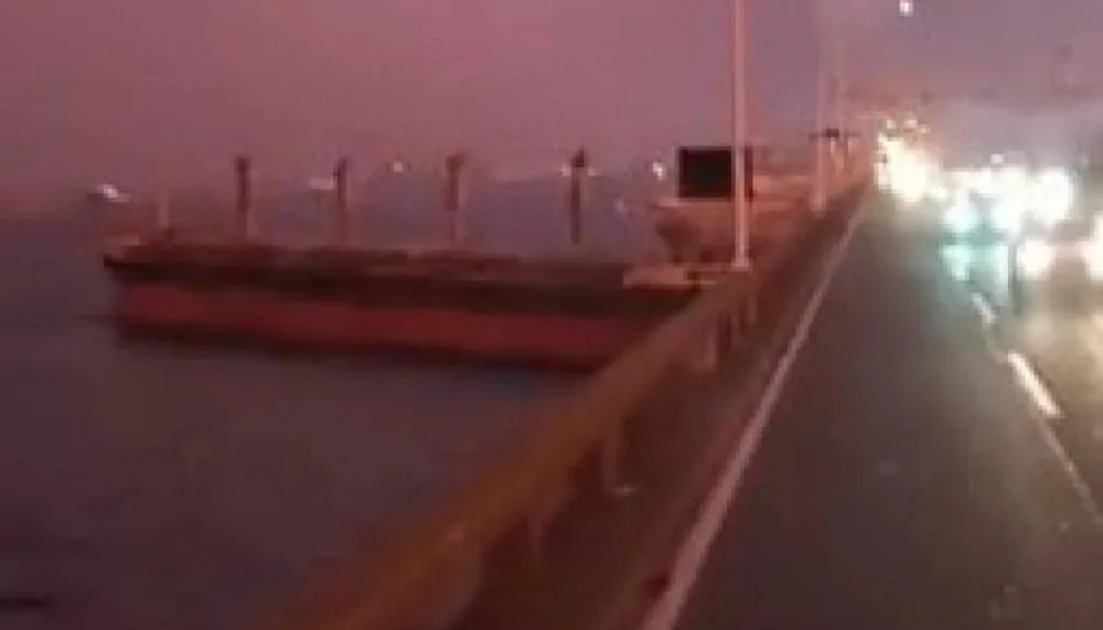 Imagem ilustrativa da imagem VÍDEO | Navio colide com ponte Rio-Niterói e via é fechada nos dois sentidos