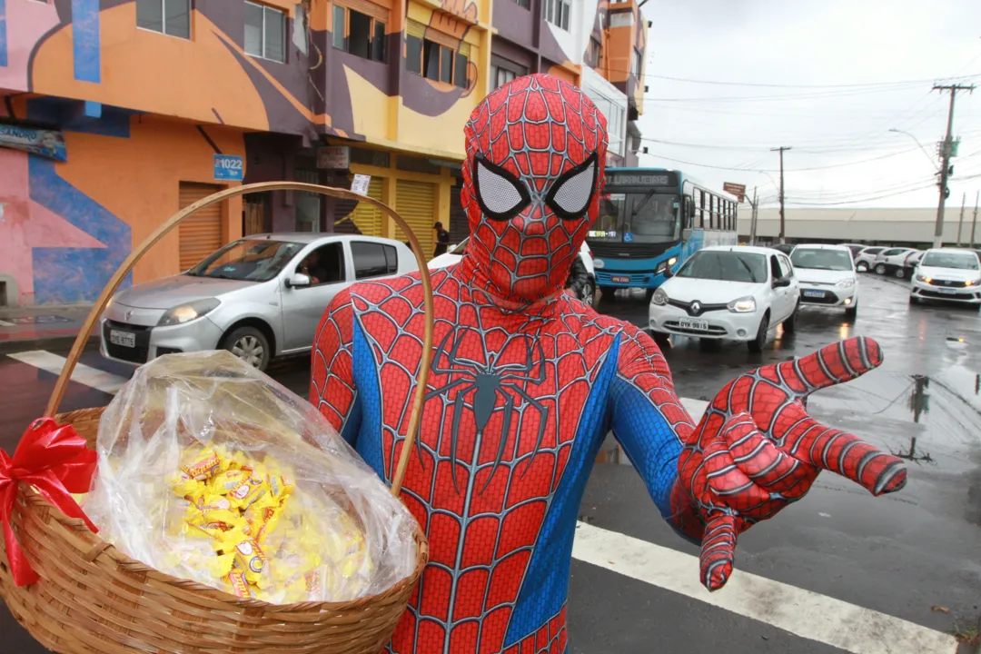 Imagem ilustrativa da imagem Homem-Aranha enfrenta chuva vendendo doces para comprar enxoval