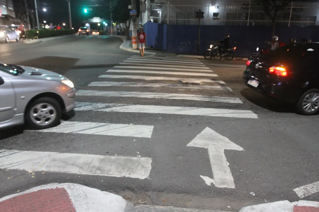 A polêmica faixa de pedestre perto da esquina no cruzamento de