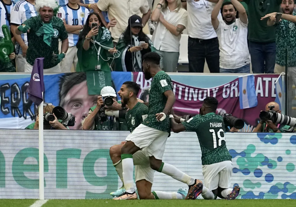 Imagem ilustrativa da imagem Arábia Saudita e sua torcida abalam Argentina em zebra histórica das Copas