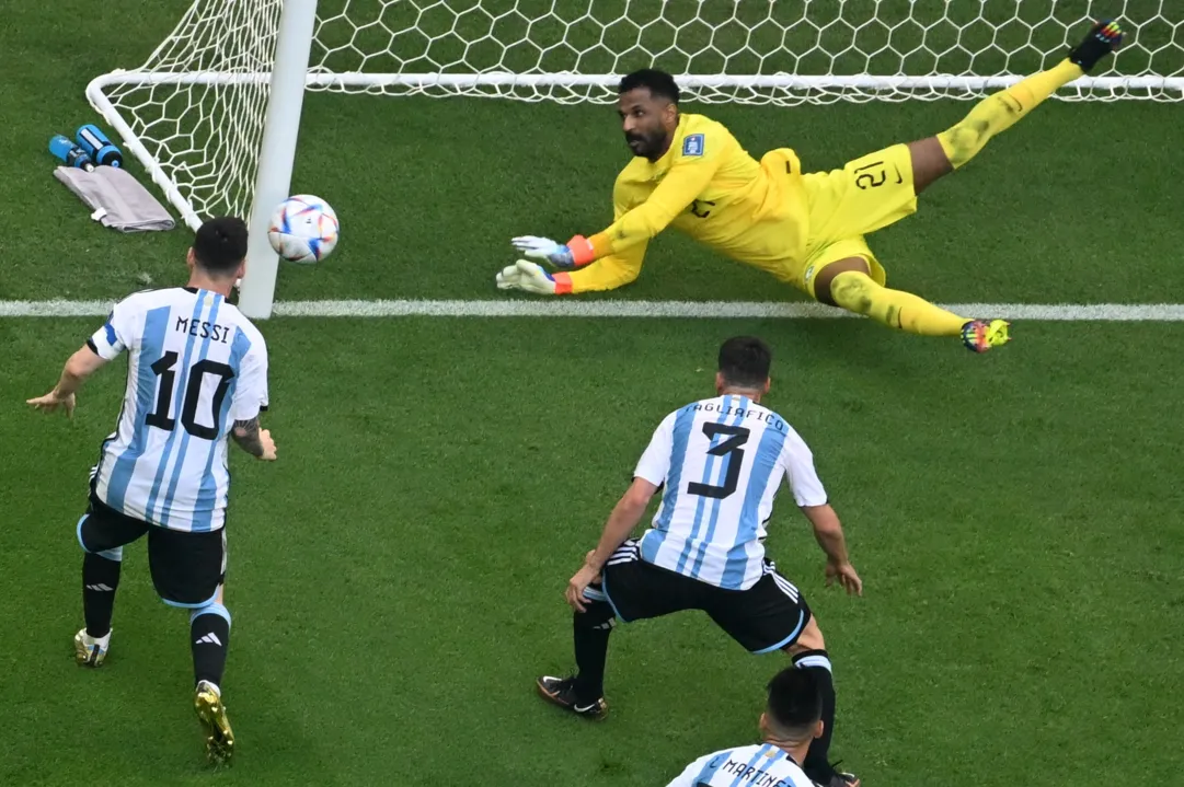 Imagem ilustrativa da imagem "Estamos mortos", diz Messi ao lamentar derrota em estreia na Copa