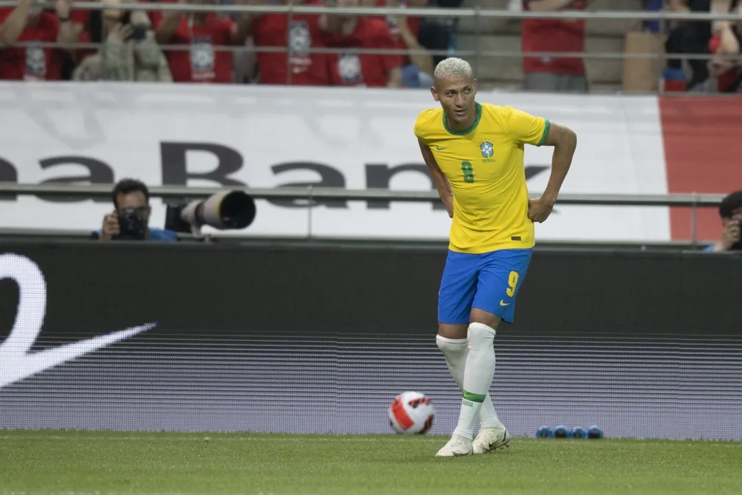 Imagem ilustrativa da imagem Richarlison promete fazer cabelo "Cascão" de Ronaldo se Brasil ganhar hexa