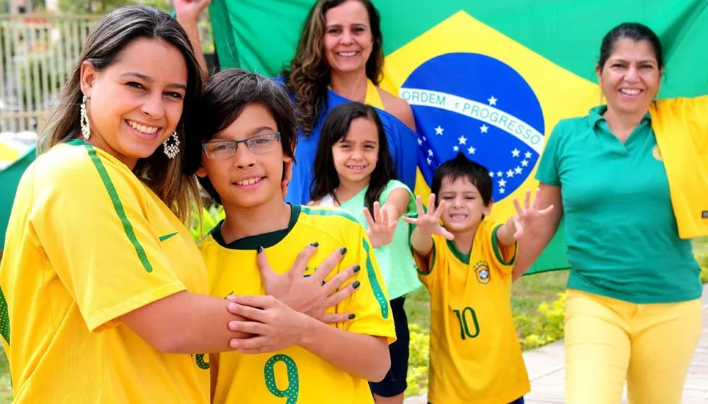 Imagem ilustrativa da imagem Família com seis dedos nas mãos prepara torcida pelo hexa do Brasil no DF