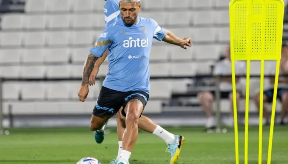 Imagem ilustrativa da imagem Arrascaeta no banco em estreia do Uruguai na Copa revolta torcedores