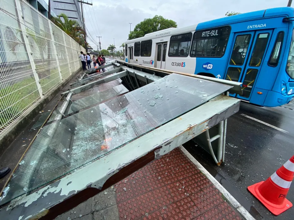 Imagem ilustrativa da imagem Abrigo de ponto de ônibus cai e deixa mulher ferida em Vitória