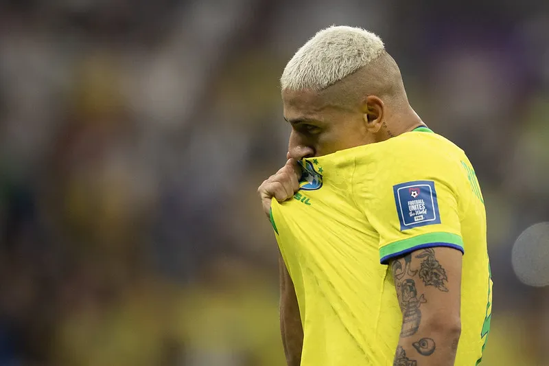 Imagem ilustrativa da imagem Richarlison marca duas vezes e Brasil estreia com vitória na Copa do Mundo