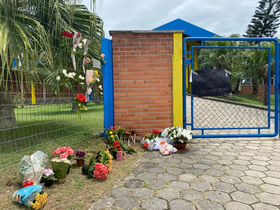 Imagem ilustrativa da imagem Choro e homenagens em frente a escolas atacadas por atirador em Aracruz