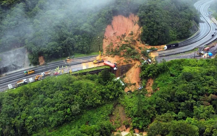 Imagem ilustrativa da imagem Deslizamento soterra 21 carros no Paraná