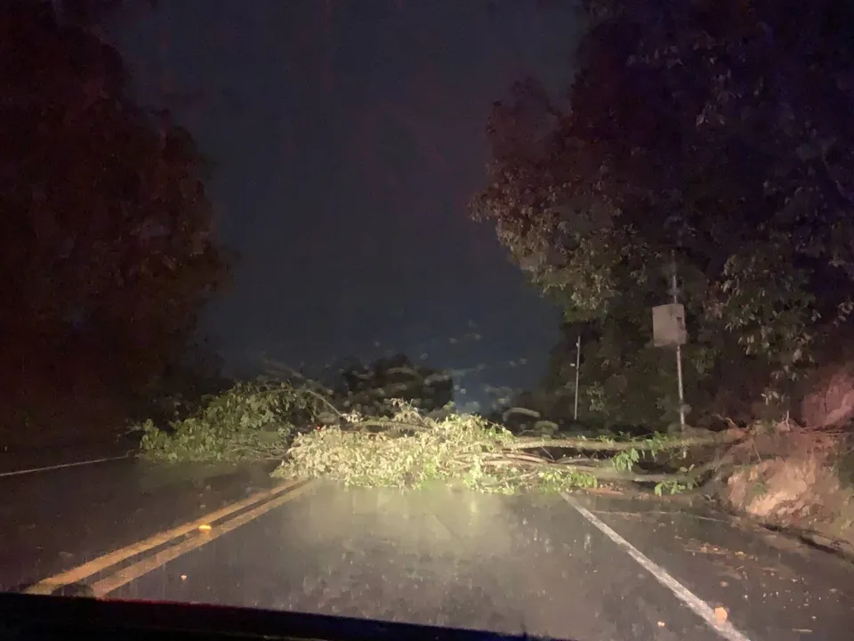 Imagem ilustrativa da imagem Chuva provoca alagamentos, interdita ruas e derruba casa em Viana