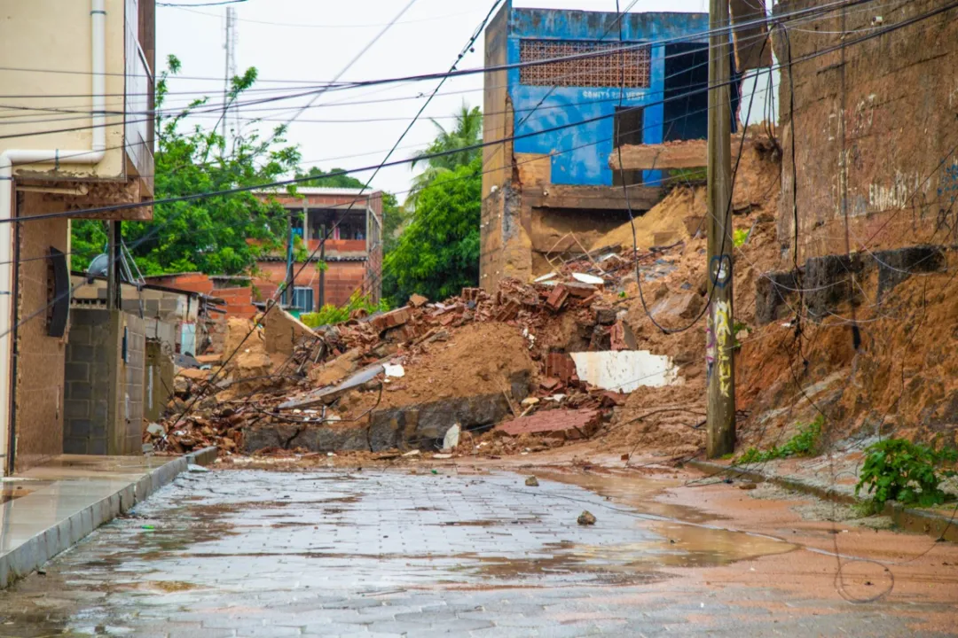 Imagem ilustrativa da imagem Chuva no ES: Muro cai, atinge casas e deixa famílias desabrigadas em Linhares