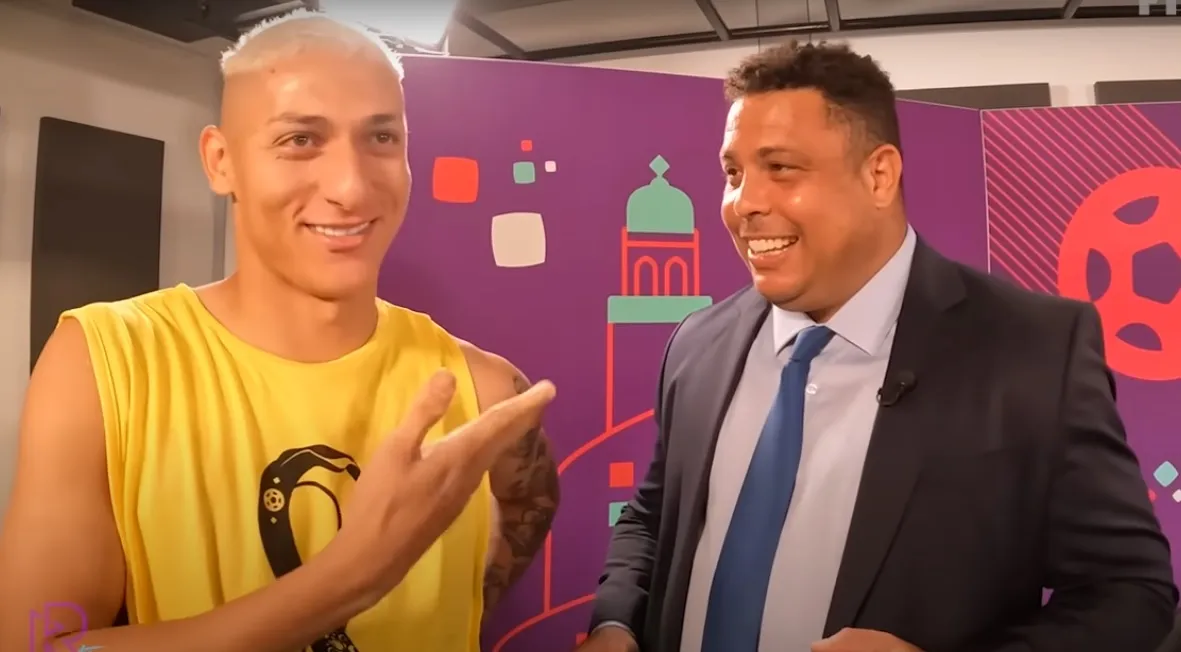 Imagem ilustrativa da imagem Jogador capixaba Richarlison se emociona ao encontrar Ronaldo Fenômeno