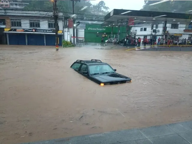 Imagem ilustrativa da imagem VÍDEOS |Chuva volta a atingir região serrana do Rio e deixa Petrópolis em alerta