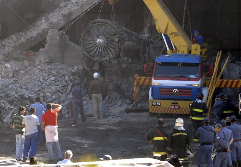 Bombeiros retiram escombros do prédio destruído pelo avião da TAM no maior acidente da história da aviação brasileira, ao lado do Aeroporto de Congonhas