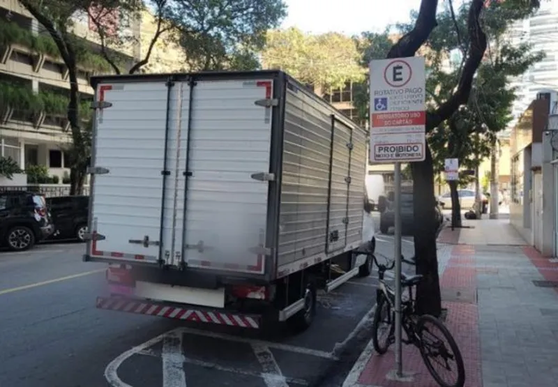 Vaga de estacionamento  destinada às pessoas com deficiência, na rua Joaquim Lírio, ocupada por caminhão