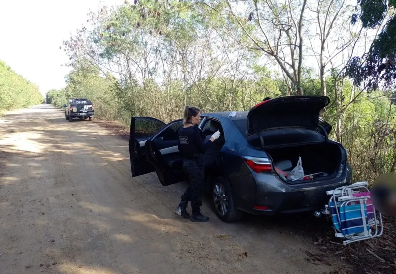 Policiais civis fazem perícia em veículo encontrado